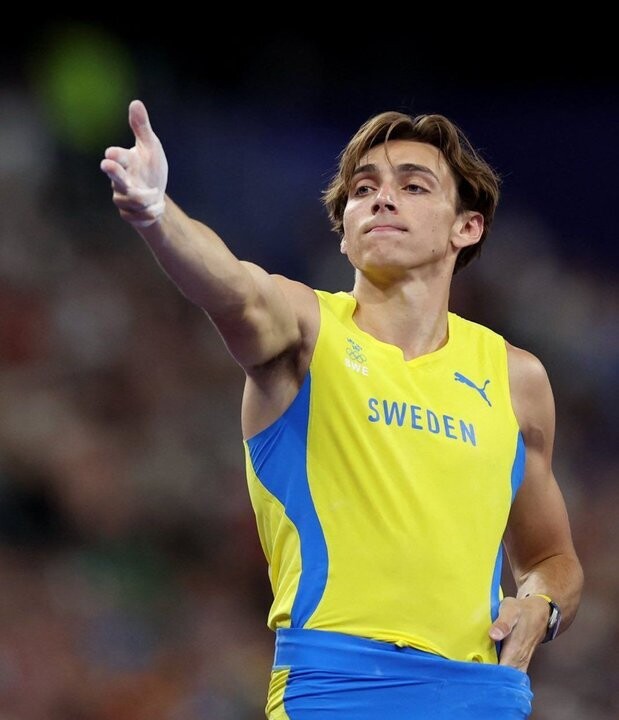 Дюплантис выигрывает вторую олимпийскую золотую медаль и устанавливает рекорд