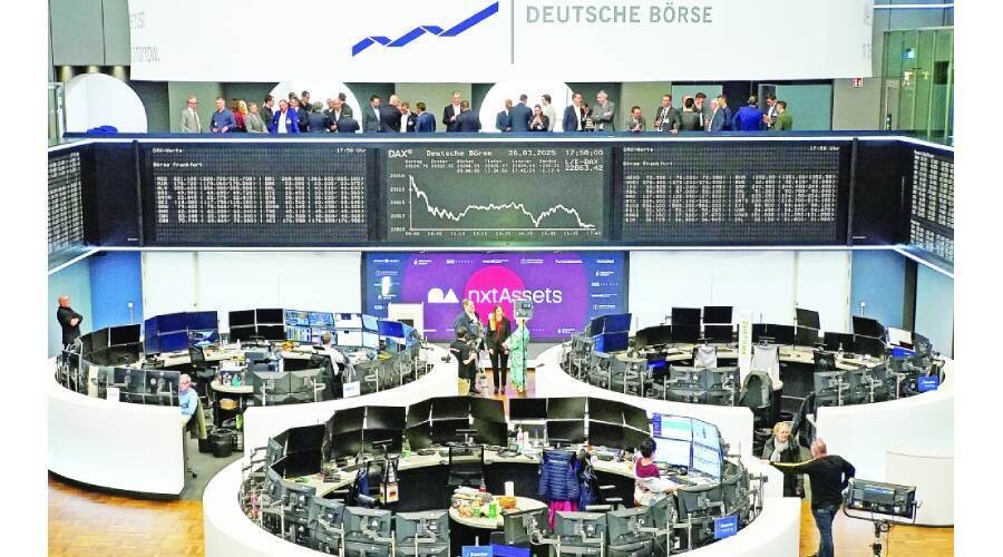 European stocks fall after modest weekly open