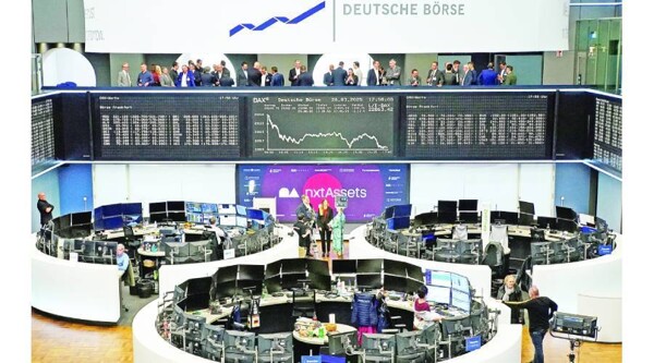 European stocks fall after modest weekly open